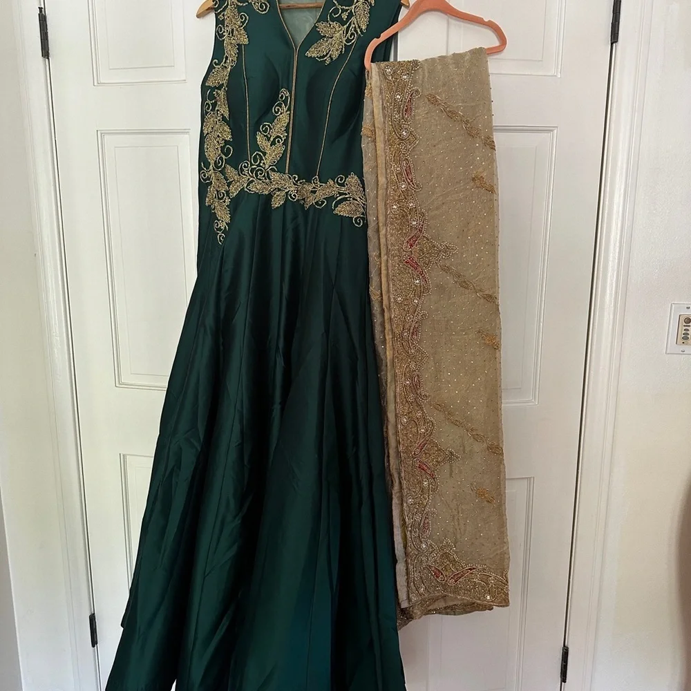 Beautiful emerald green custom made Indian bridal gown - Picture 12 of 13